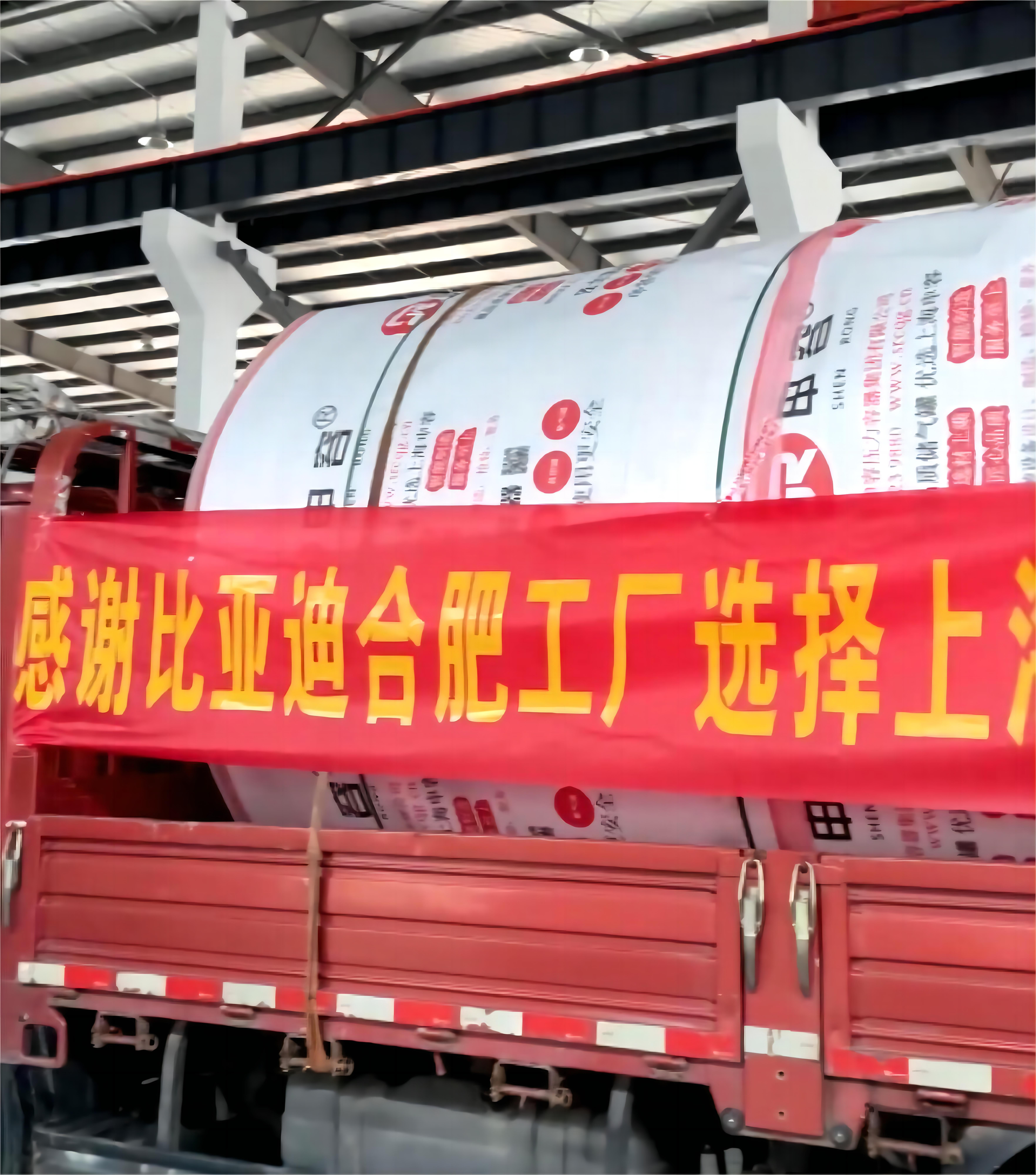 在采购新的储气罐时，您应该注意以下几个关键方面： 合规性 - 确保储气罐的设计、制造和检验符合国家颁布的法律法规和安全技术规范，如GB 150《压力容器》标准或者NB/T 47052等相关标准。 设计要求 - 根据您的需求选择合适的设计压力、容积和材质。