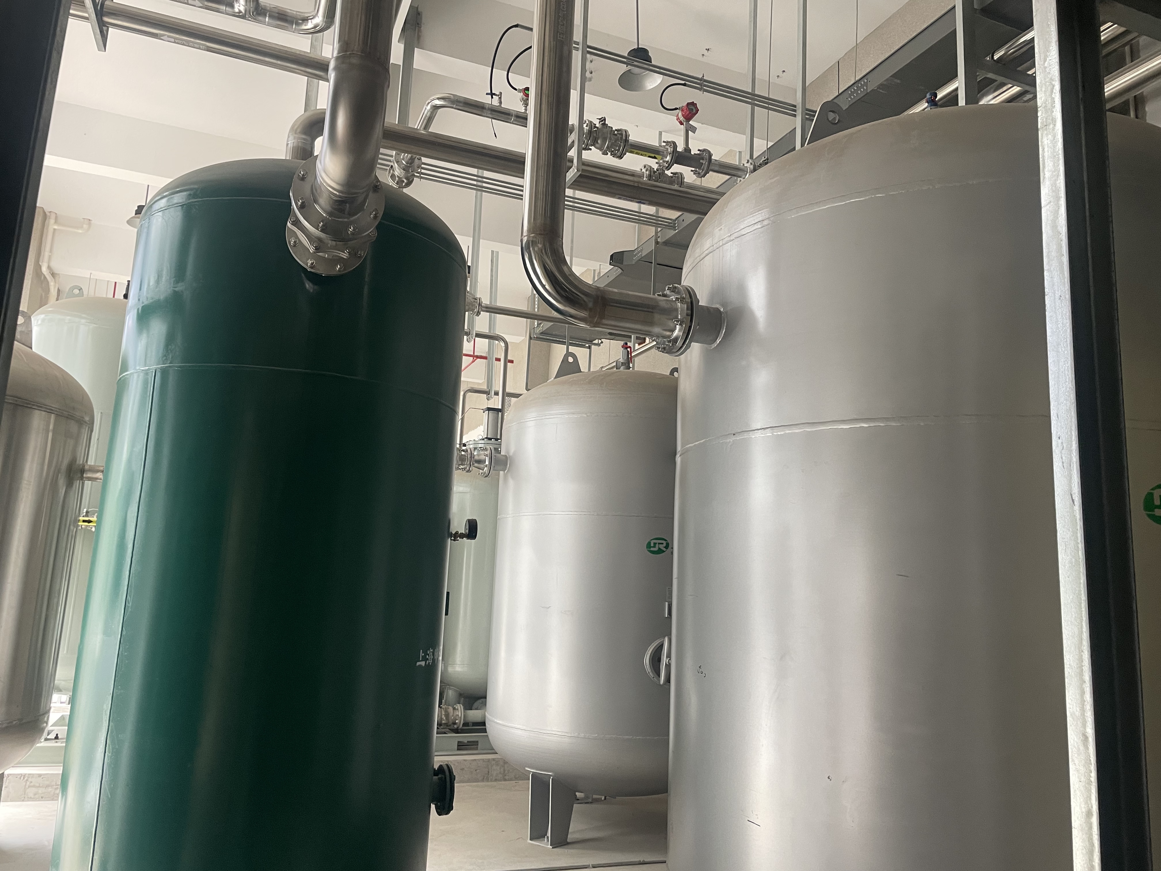 永康研究院不锈钢储气罐现场安装 (2)